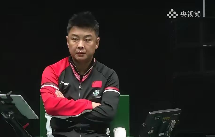 11月29日新鲜的王皓在督阵！
看着头哥对练徐瑛彬，小石头对练袁励岑，王皓一边督