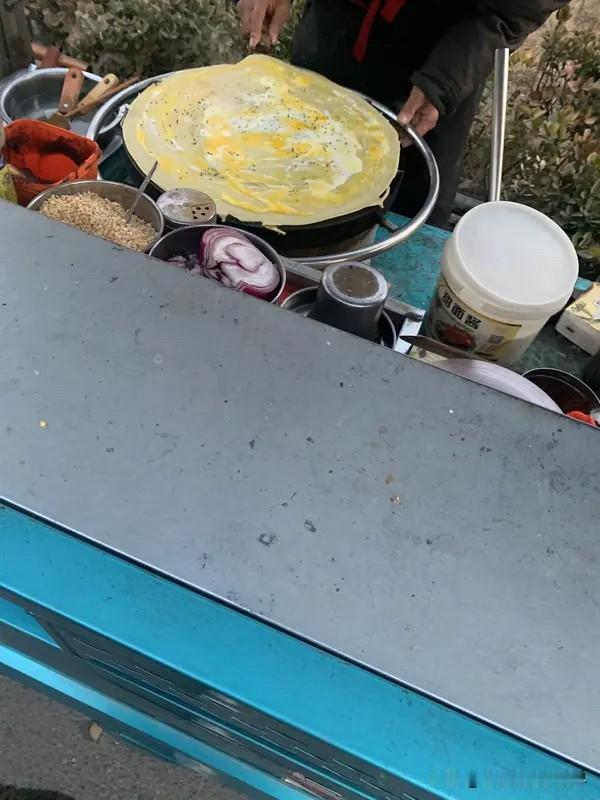 平顶山这些老地方，说没就没了。建设路东段，以前有个卖烙膜卷菜的三轮车。下午四五点