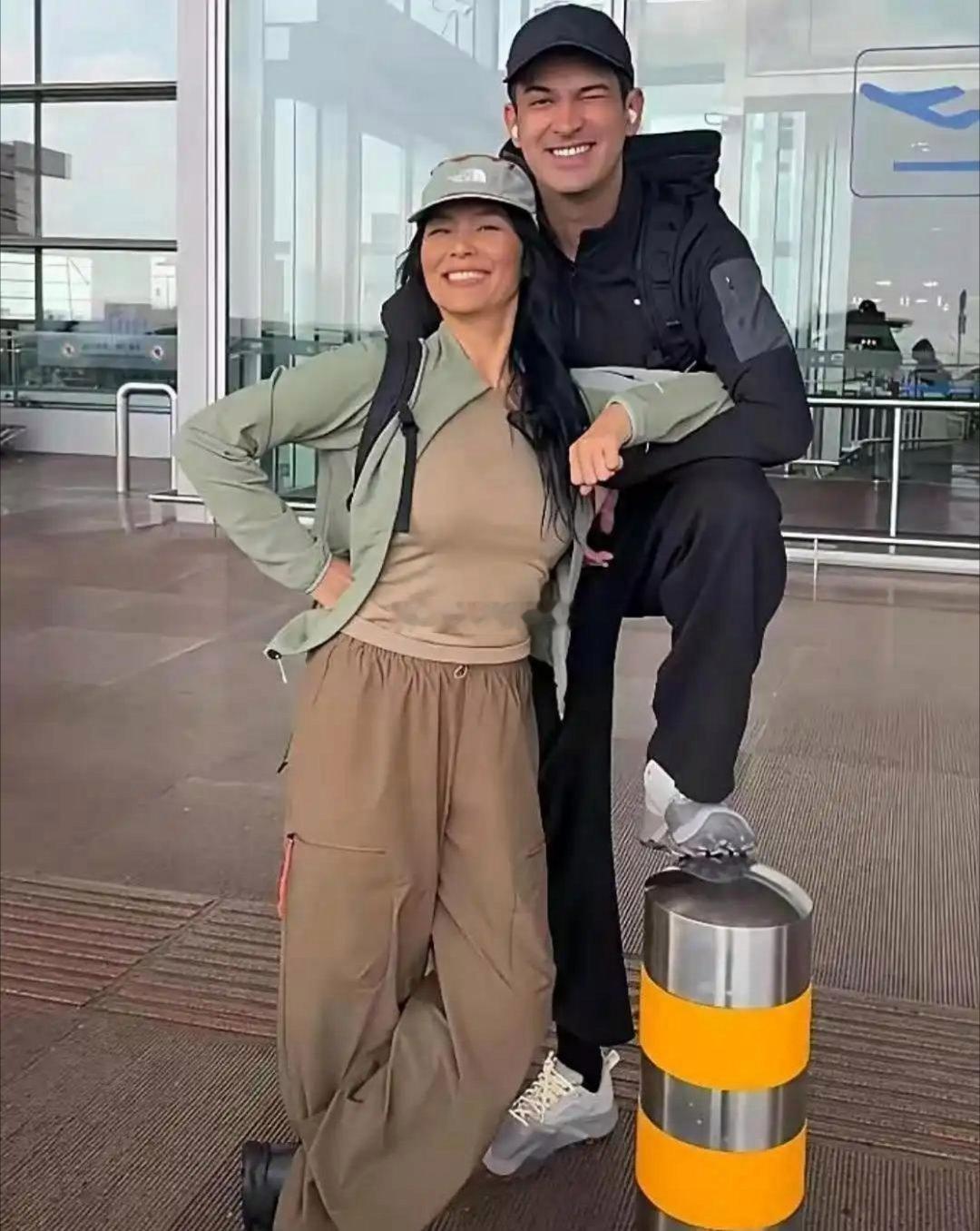 韦唯和小儿子到新疆旅游，27岁韦紫湦身高赶过1.9米，混血长相很帅气，韦唯一头长