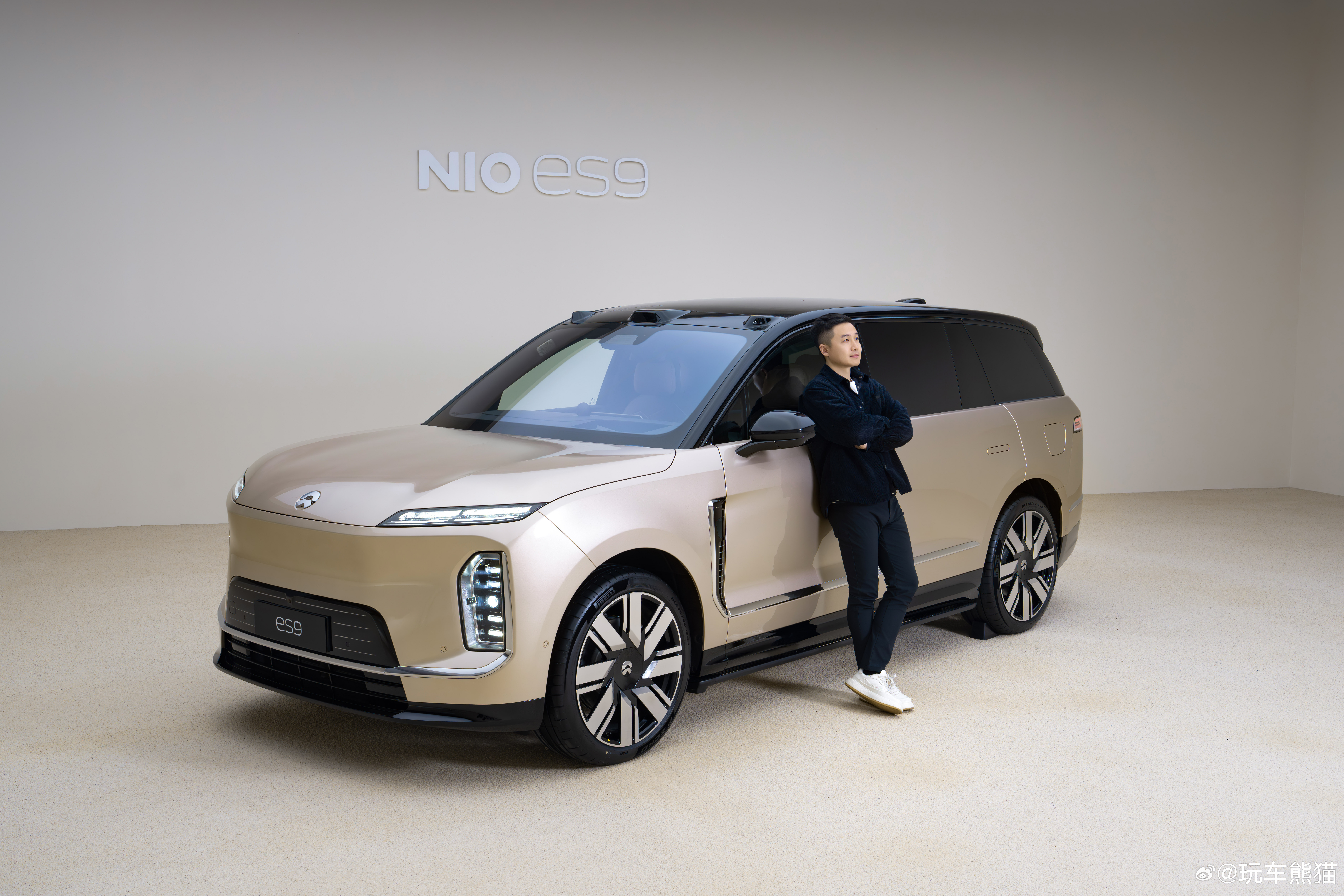 真·总裁座驾。明天蔚来ES9技术发布会，提前释放一波实拍图。纯电全尺寸SUV，什