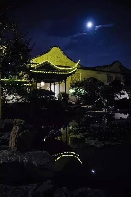 #诗文对对联分享#
上联：天阶月色凉如水
下联：老圃寒香别有秋