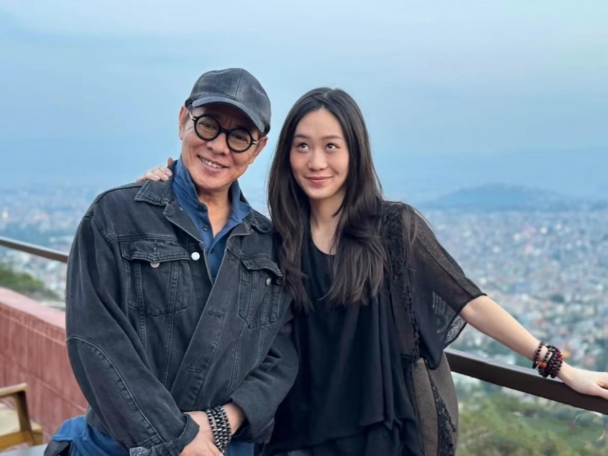 6月8日，功夫皇帝李连杰陪同小女儿一起现身尼泊尔，父女情深，两人手腕上戴着相同的