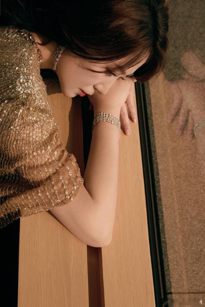 马丽金像奖金色流光裙救命！马丽的时尚感直接拉满！金色流光裙在红毯上太吸睛了，鎏金