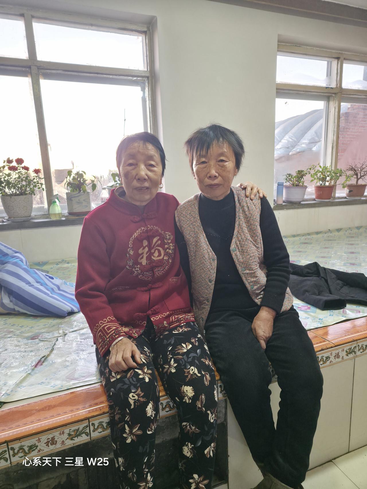 今年最舍不得删的照片83岁老妈不远千里，从黑龙江哈尔滨来吉林省梨树县，看望72岁