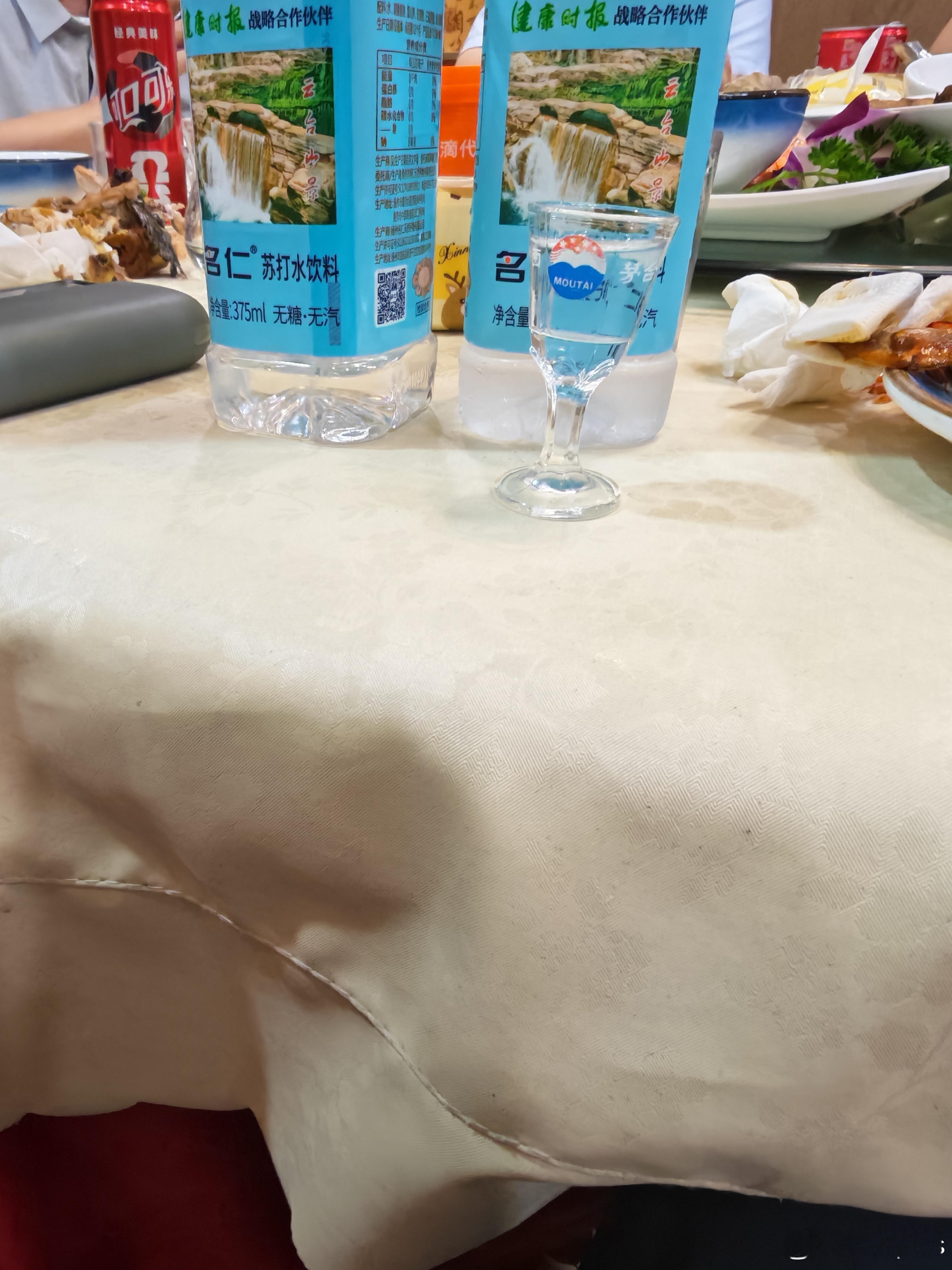 喝酒小窍门。喝白酒的时候，喝一杯白酒喝点矿泉水或者苏打水，这周两次酒局离得太近，