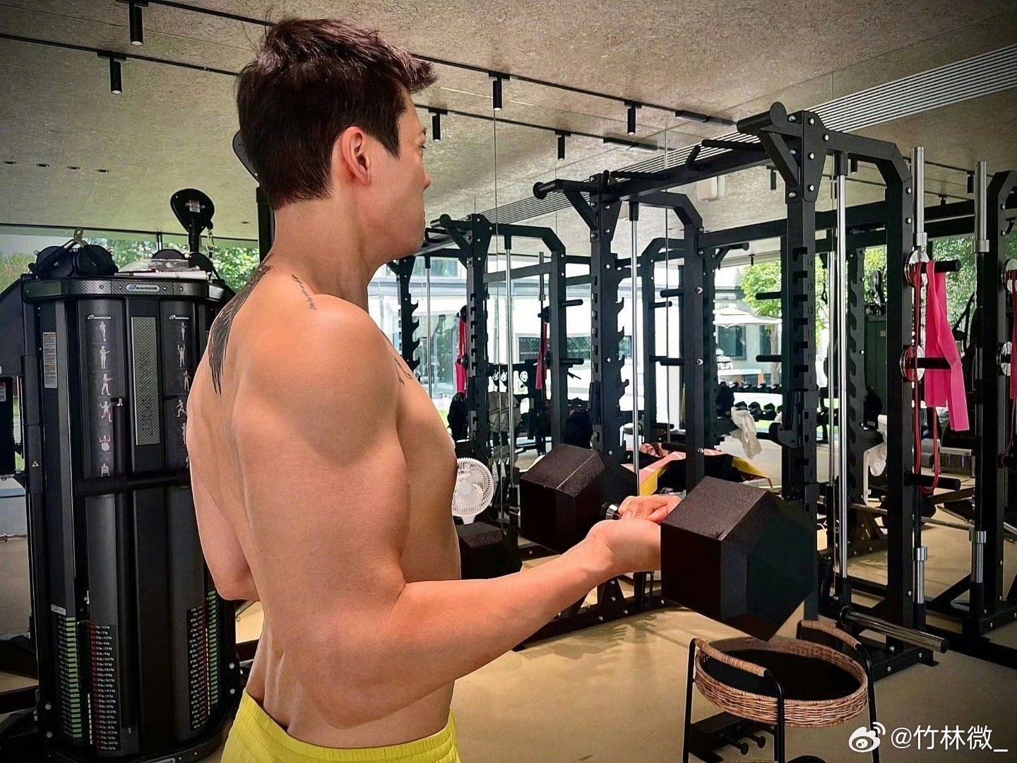 陈伟霆曾舜晞九门半裸泡澡 此等仙品是我能看的吗？陈伟霆和曾舜晞九门半裸泡澡，成熟