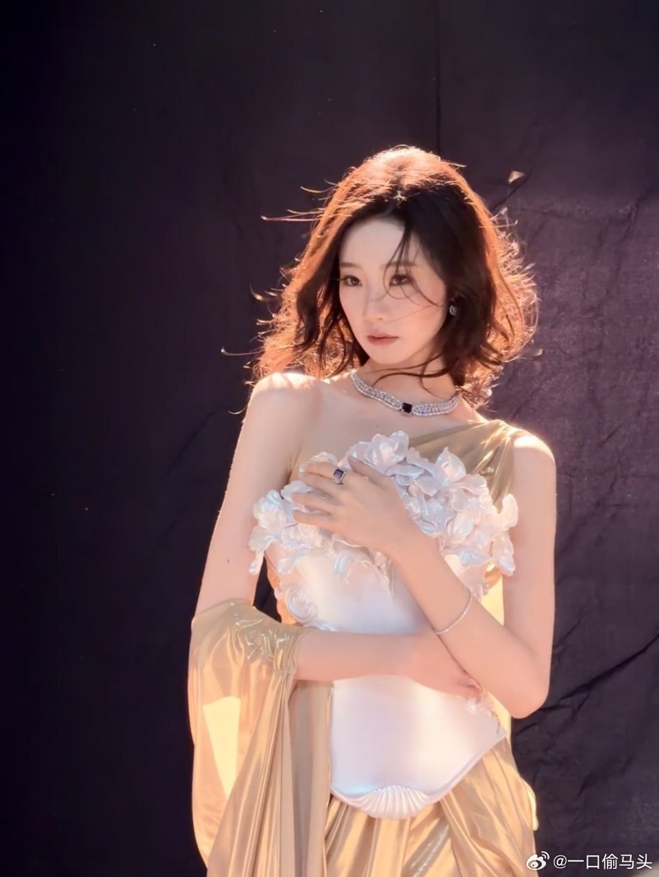 张艺凡从油画里走出的神女张艺凡神女爱世人张艺凡真的长在审美上，油画神女造型也太绝