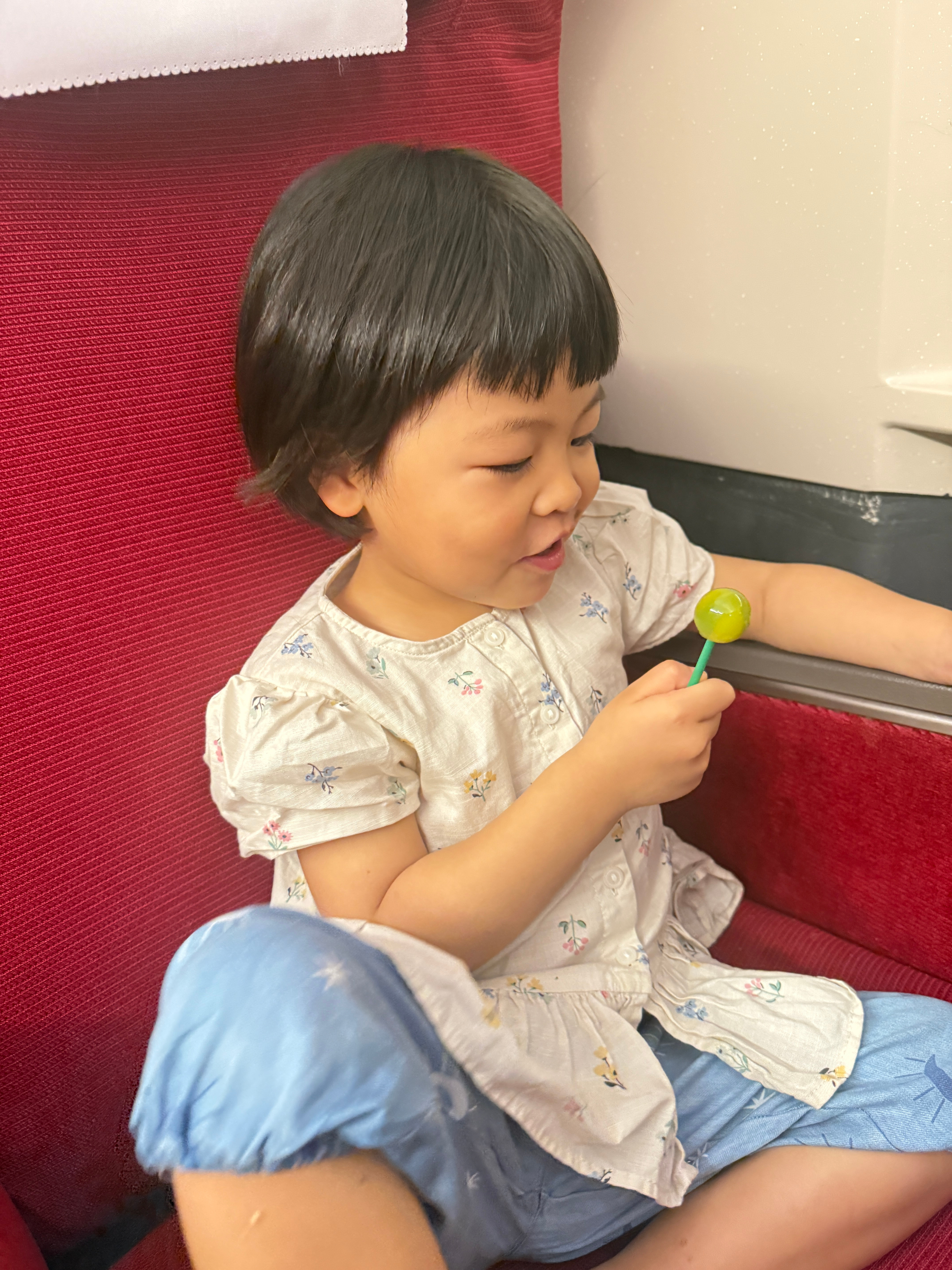 球球的第一支棒棒糖我还以为会吃疯了结果剩下一点的时候孩子把糖给我说不吃了，腻了（