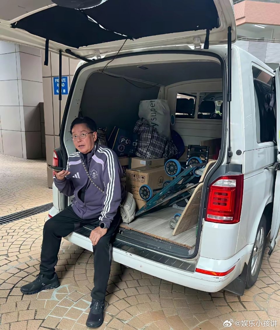 香港明星谭咏麟用手机叫了辆货拉拉面包车，装了4箱红酒，亲手关好车门，到了饭店，一