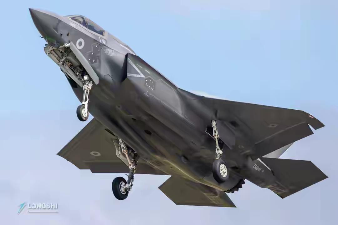 美军航母打击群带着F-35战机又往台海凑，CCTV-4《海峡两岸》把话挑明了：这