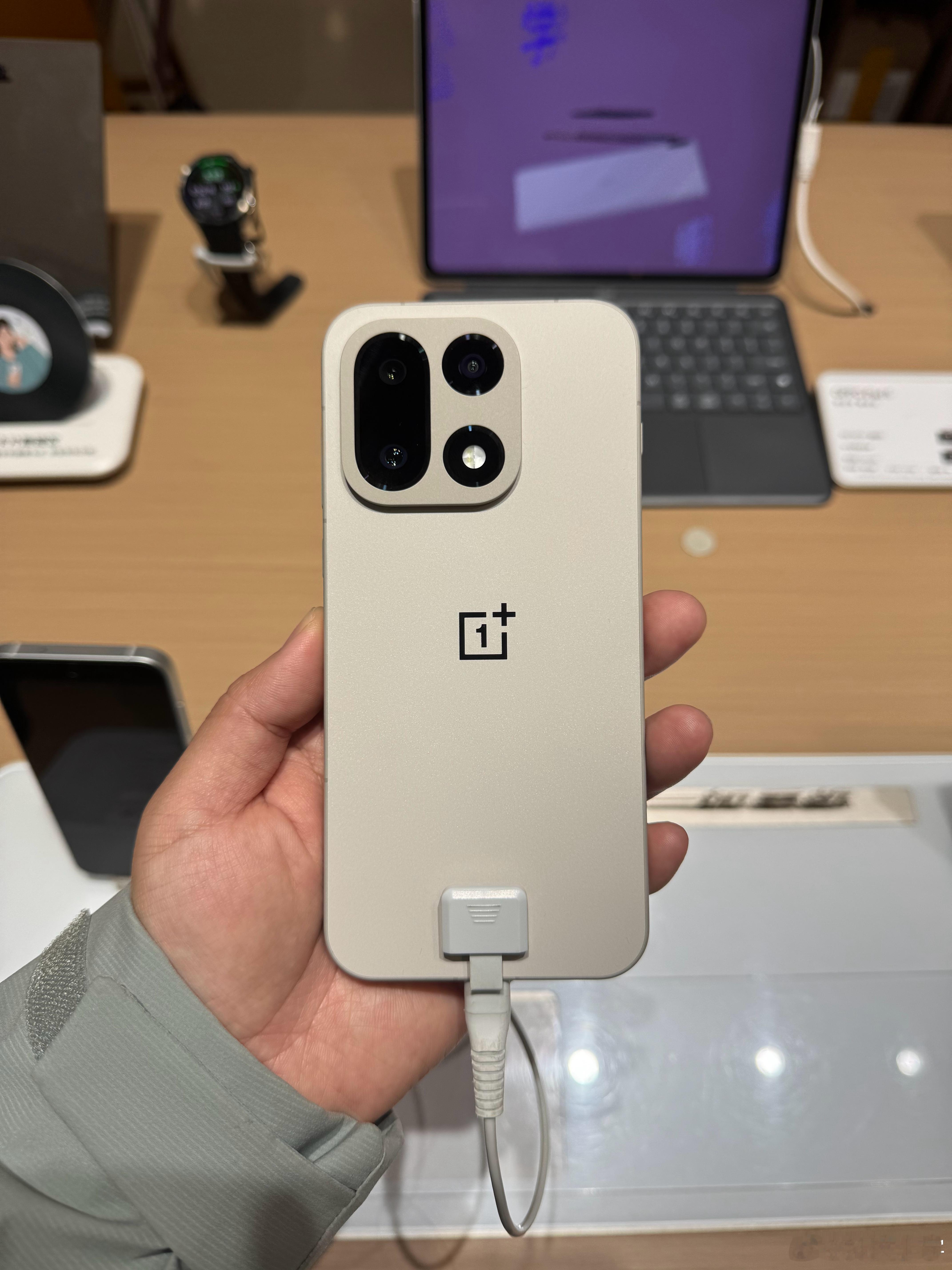 在店里摸到一加 15 了，这个材质好特别啊，市面上独一份吧应该，当年刚有一加的时