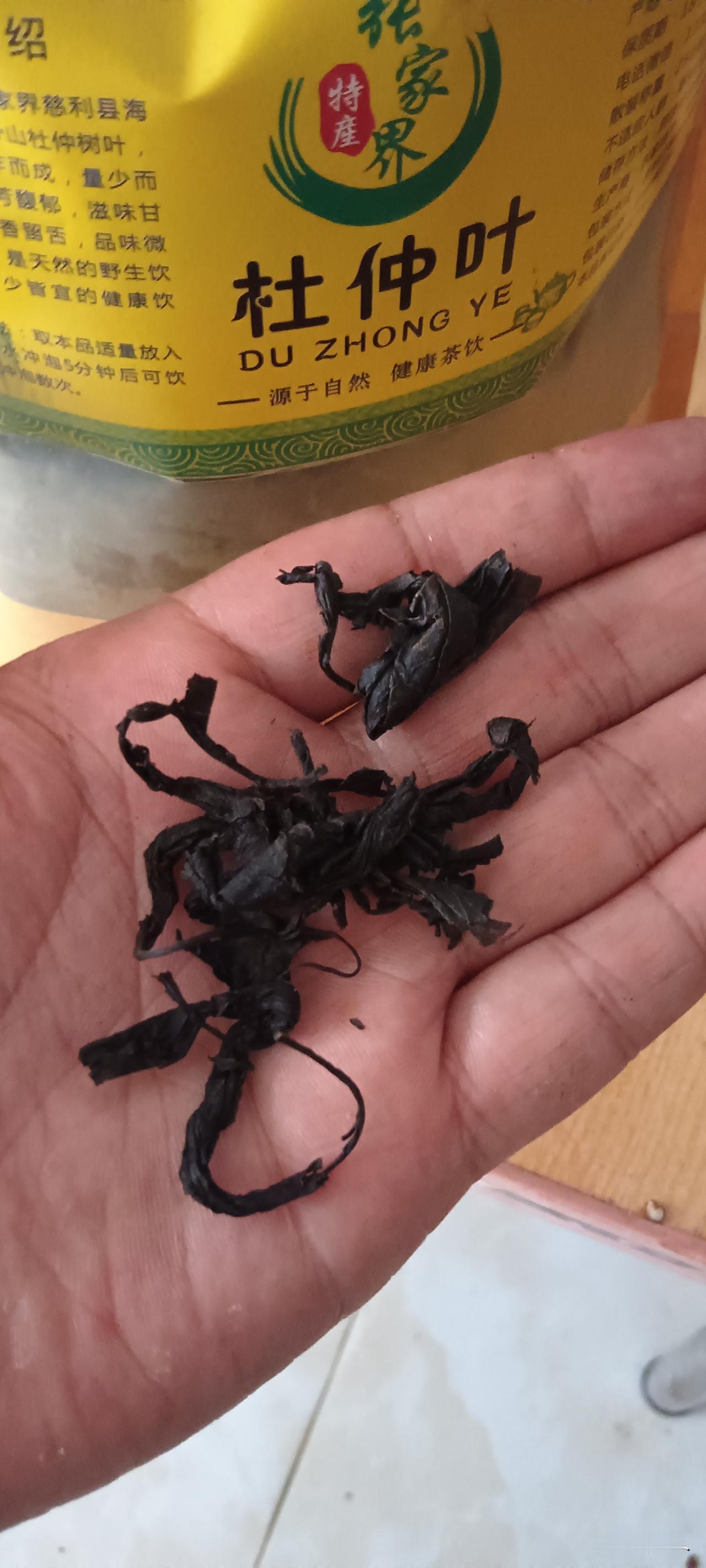 我格外喜欢夏天。夏日有着数不清的舌尖快乐，冰镇西瓜咬开汁水清甜，冰爽汽水冒着细密