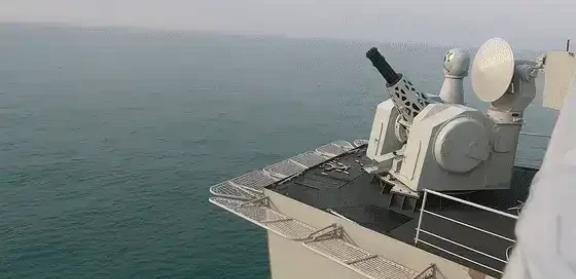 如果美国用上百架无人机攻击055，那055能生存下来么？就这么说吧，只要055的