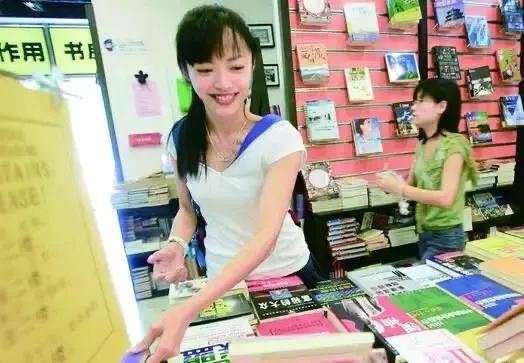 上学时候的姚晨，清新可爱，如同邻家女孩一般。