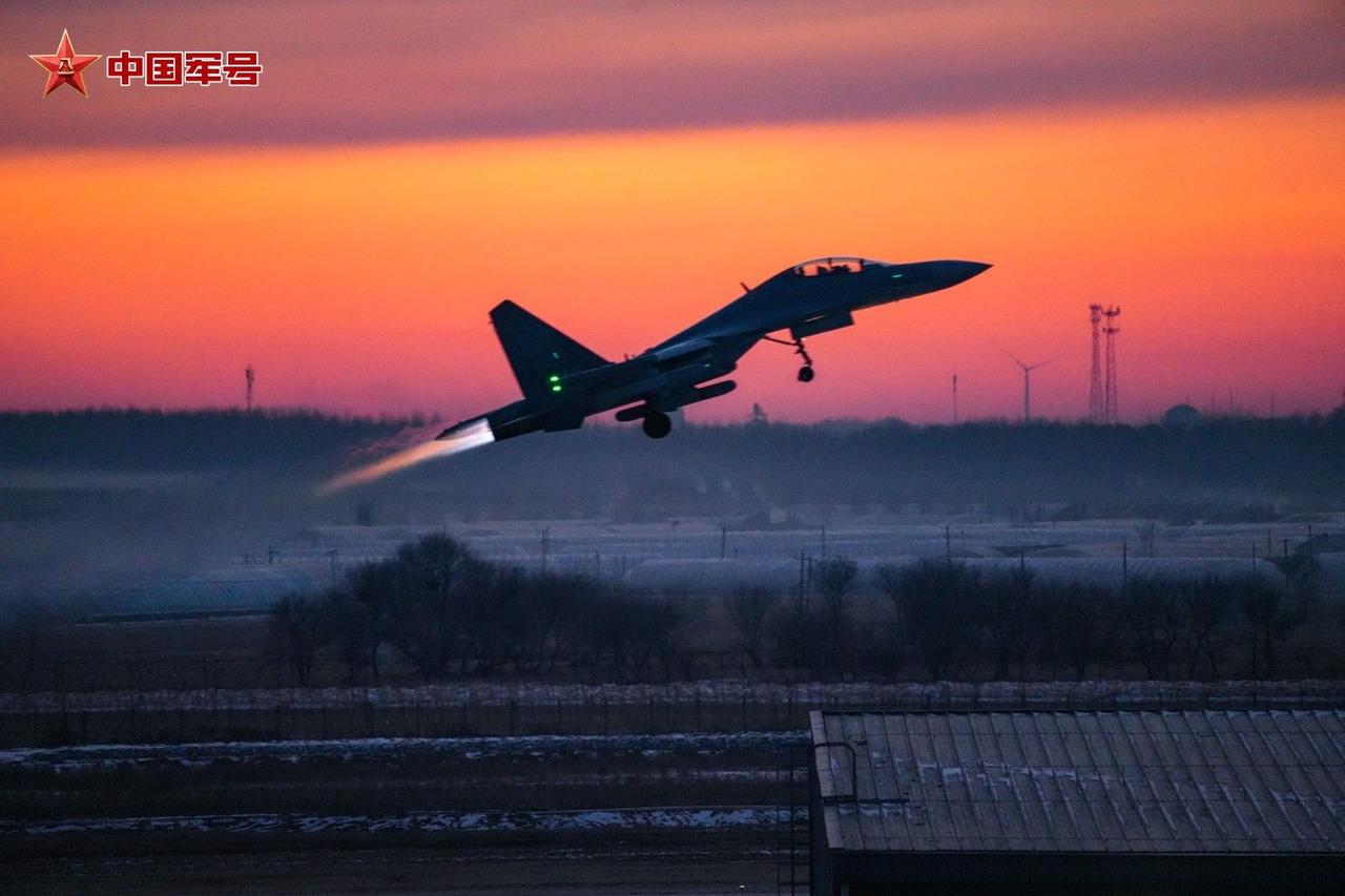 歼十六电在夕阳下加力起飞，从这个角度看过去，十六电的机头雷达整流罩看上去好像延长