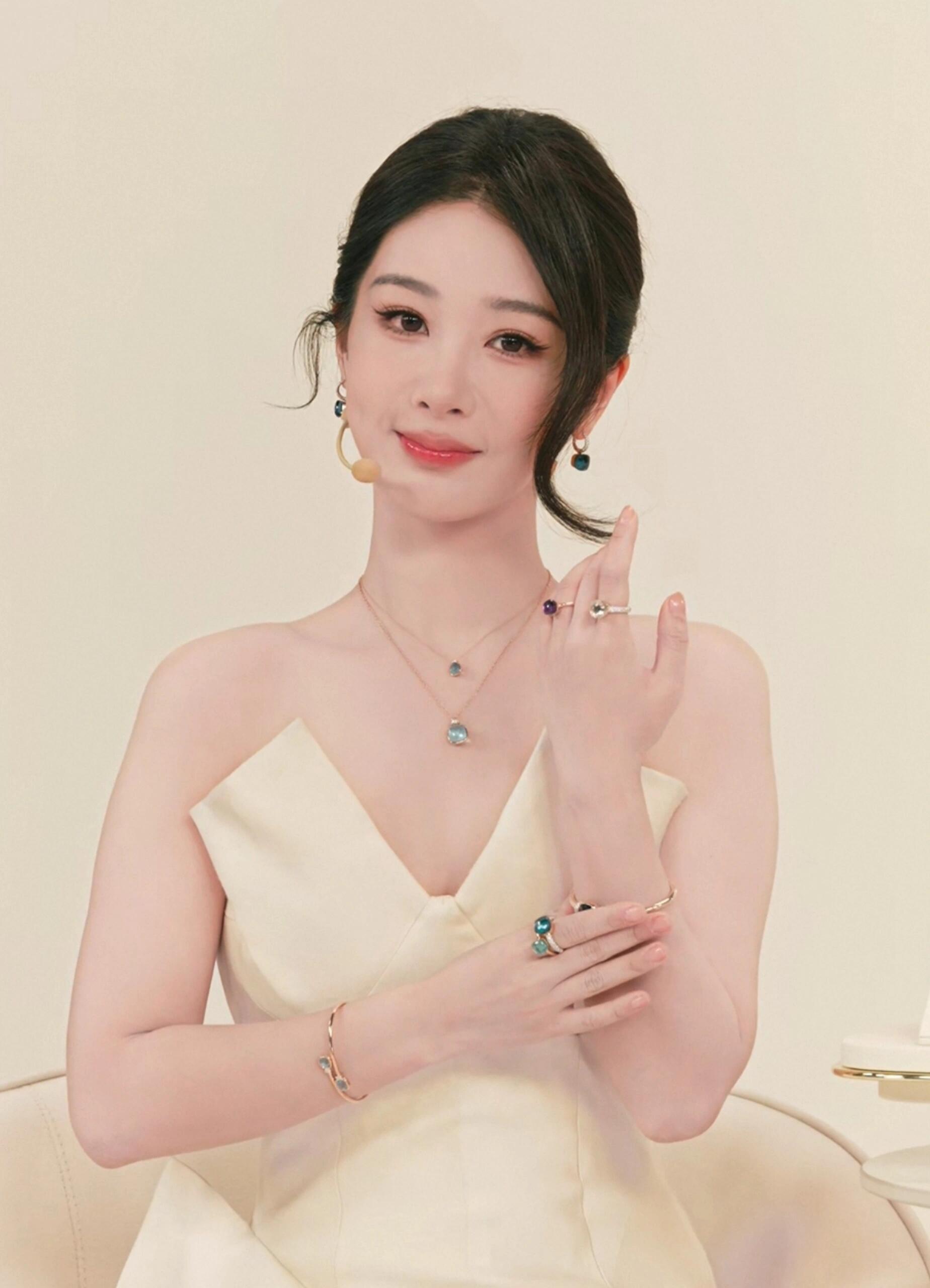 杨紫今晚宝曼兰朵直播状态，好漂亮～ 