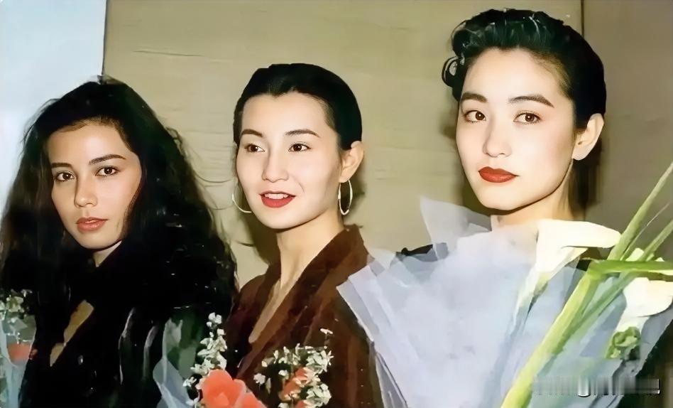 单看这张照片，真没觉得林青霞美得不可方物，张曼玉仙风神韵，反倒感觉钟楚红柔发覆额