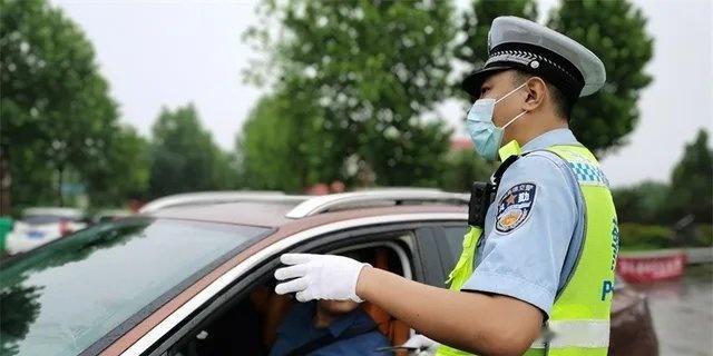 交警：60岁以上有驾驶证的老年人，要注意这3项规定，避免被罚款 ​​​