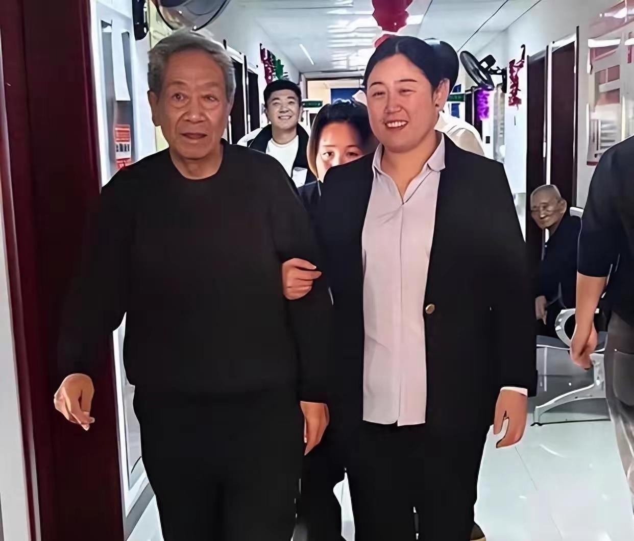 王奎荣
饶芯语
夫妻照