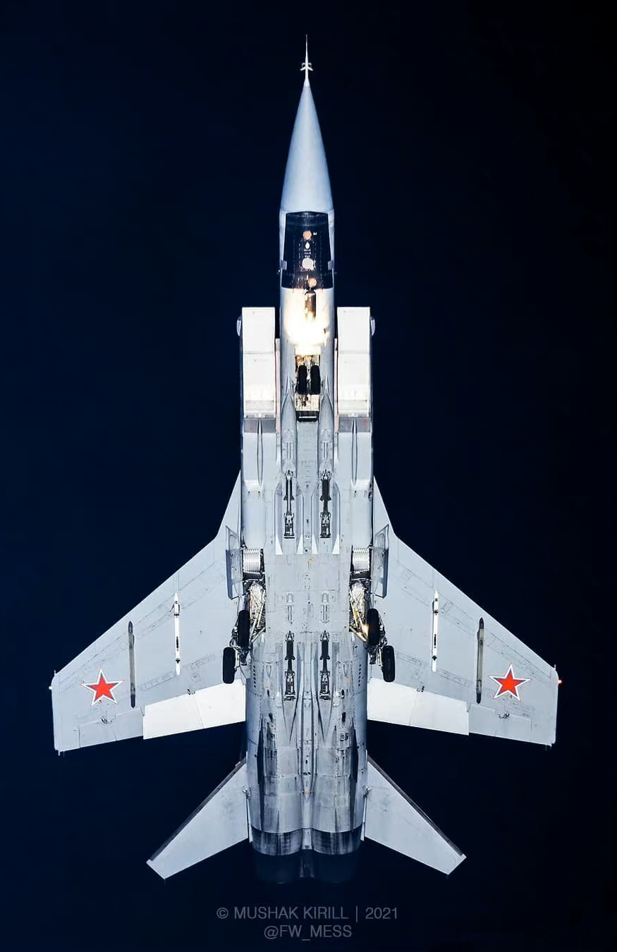 #航空新视野[超话]# 俄罗斯空天军装备的米格-31战斗机。年长一点的军迷应该都