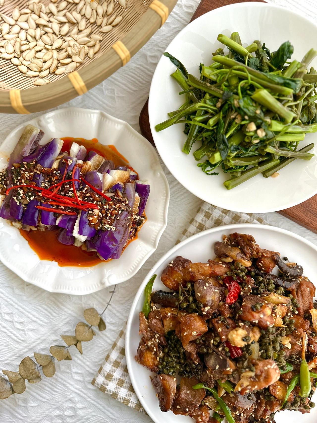 家常菜，花椒鸡，炝炒空心菜，凉拌茄子
今日菜单：附教程（在图中）
花椒鸡：突然好