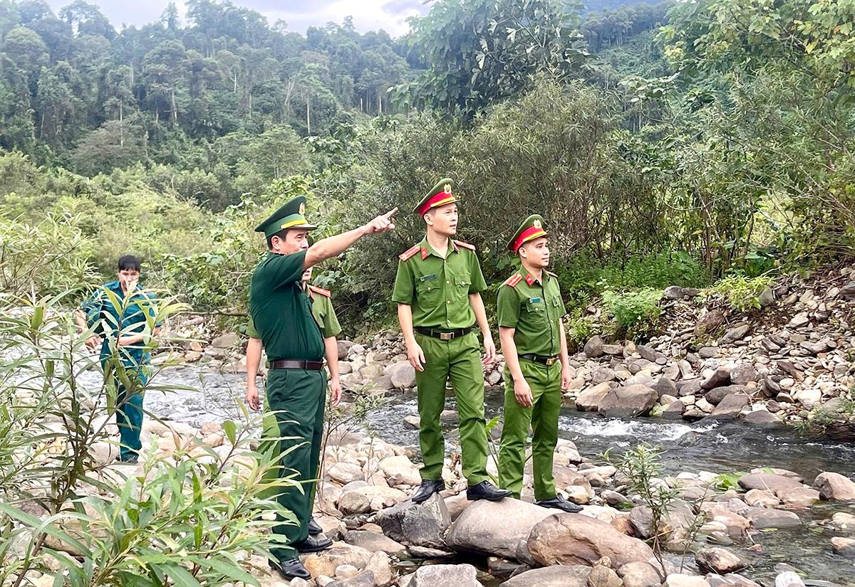 越南河静省越老边境山洪乡，派出所警察边防部队民兵勘察地形