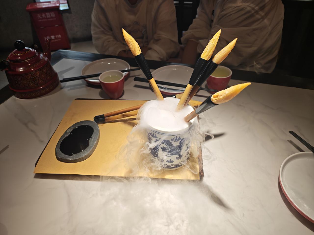 一直很想去新疆感受九点才落下的落日。时差带来独有的浪漫，白昼被悄悄拉长。傍晚慢悠