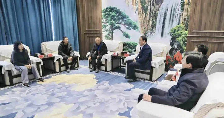 盟委书记看望慰问王杰、武飞家属