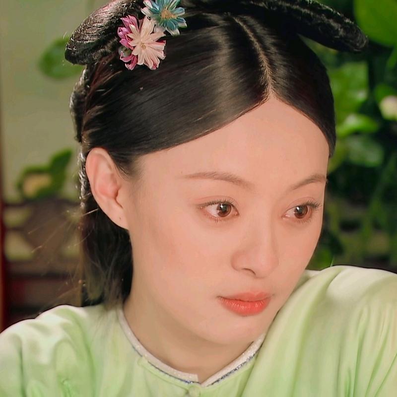 她一直都是比较清醒的。

《甄嬛传》里，新小主来到宫中，第一次去给皇后请安。
