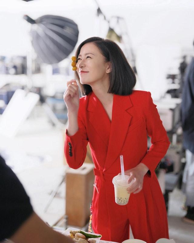 现年49岁的视后佘诗曼，保养得宜犹如少女一样，不只身形外貌，而且仍相当有少女心。