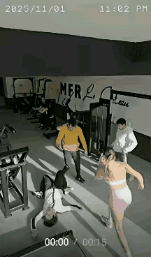 碰到如此厉害的女子，两三个男子都不是她的对手。被他救下的那个男子连路都走不稳，刚