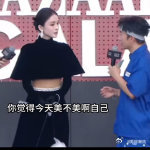 娜扎拿云朵走红毯 娜扎手执云朵优雅地漫步在红毯上，那黑天鹅般的美丽让人陶醉，云朵