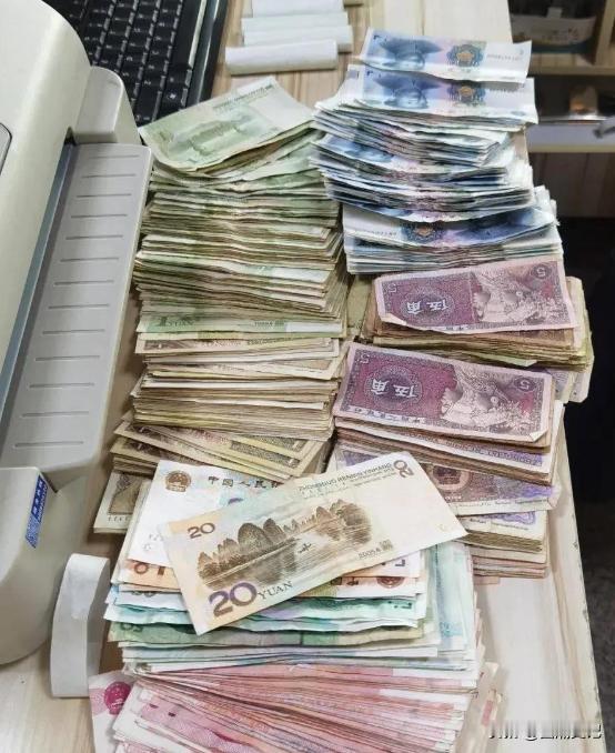 是抹零还是抢钱？”河南，一男子将银行卡3万多块钱全取出，然后将卡销户，岂料，柜员