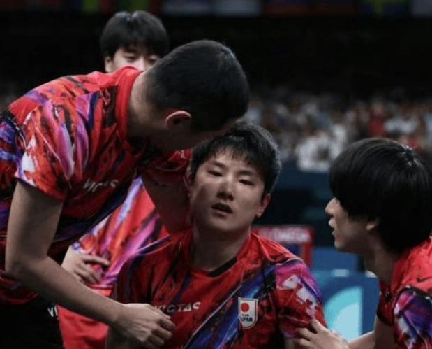 “张本智和哭了？这场比赛让无数球迷心都碎了！”
在巴黎奥运会的乒乓球男团半决赛中