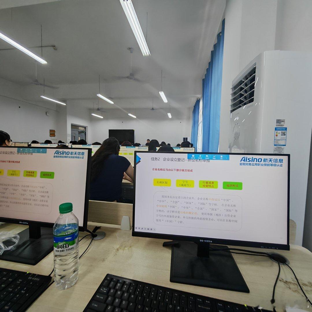 上班天天盼开学，现在真开学了，终于不用当社畜了！学生党万岁～ ​​​