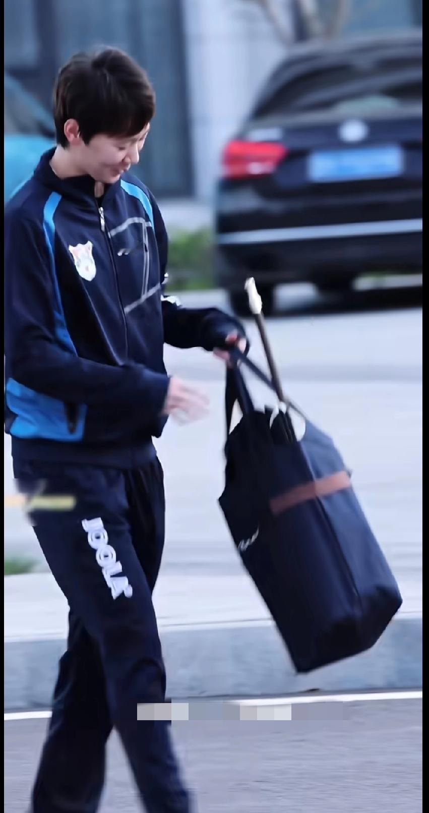 曼昱路透｜提包甩步，这气场太绝了！
 
刷到曼昱的路透直接被帅到！一身蓝黑运动装