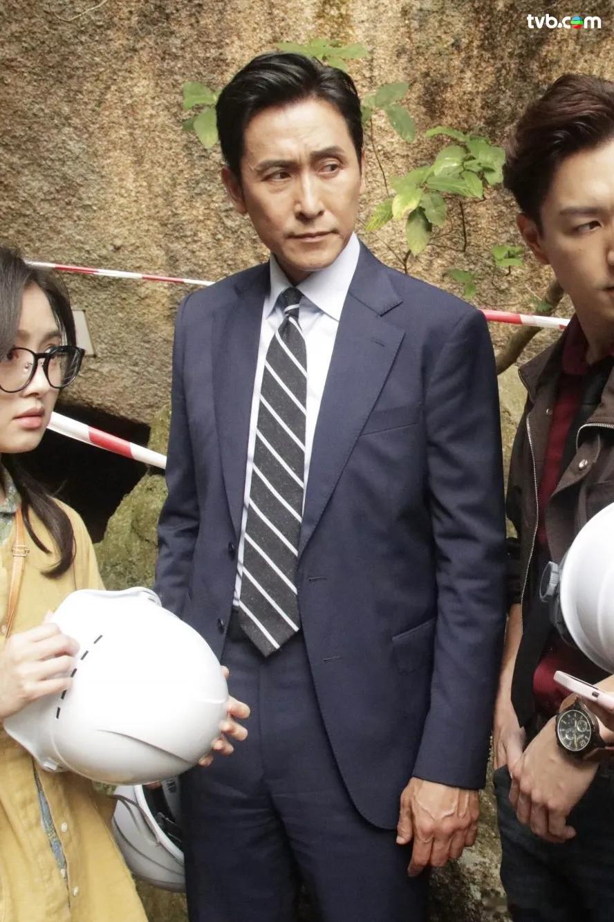 《非常檢控觀》馬德鐘完美Carry西裝Look 網民力推拍港版《孤獨的美食家》：