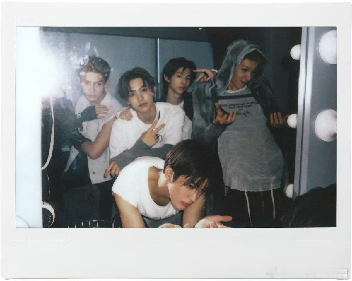 cortis在上海展示新才艺 新歌炸场、倒茶撩人、退场比心。cortis这一套组