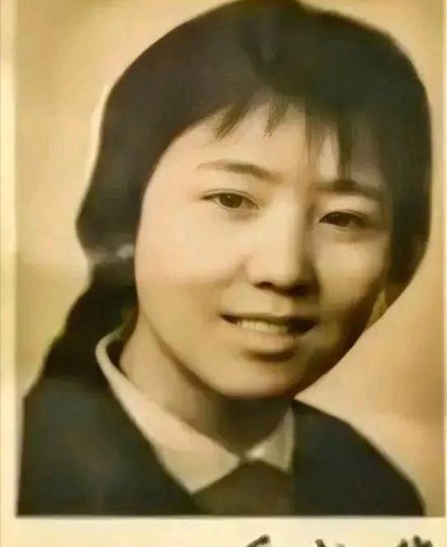 1972年，泥瓦匠张复生娶了城里的女知青，晚上睡觉他发现妻子的腰变粗了。他以为妻