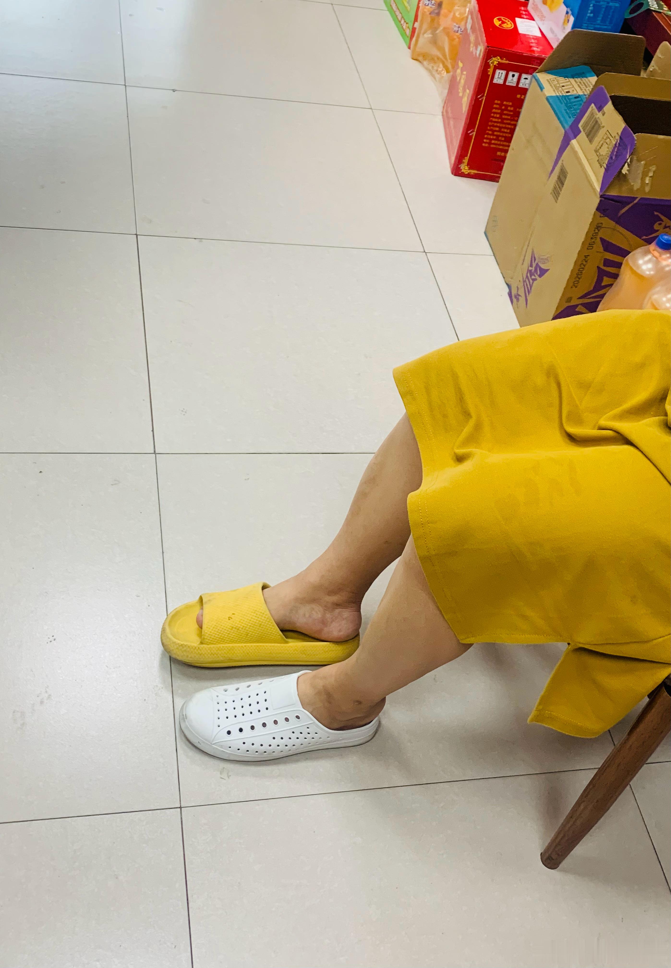 哦买噶，我送登登上课外班回来，顺路在板面店玩儿会儿，老板娘问我，你的鞋咋回事儿？