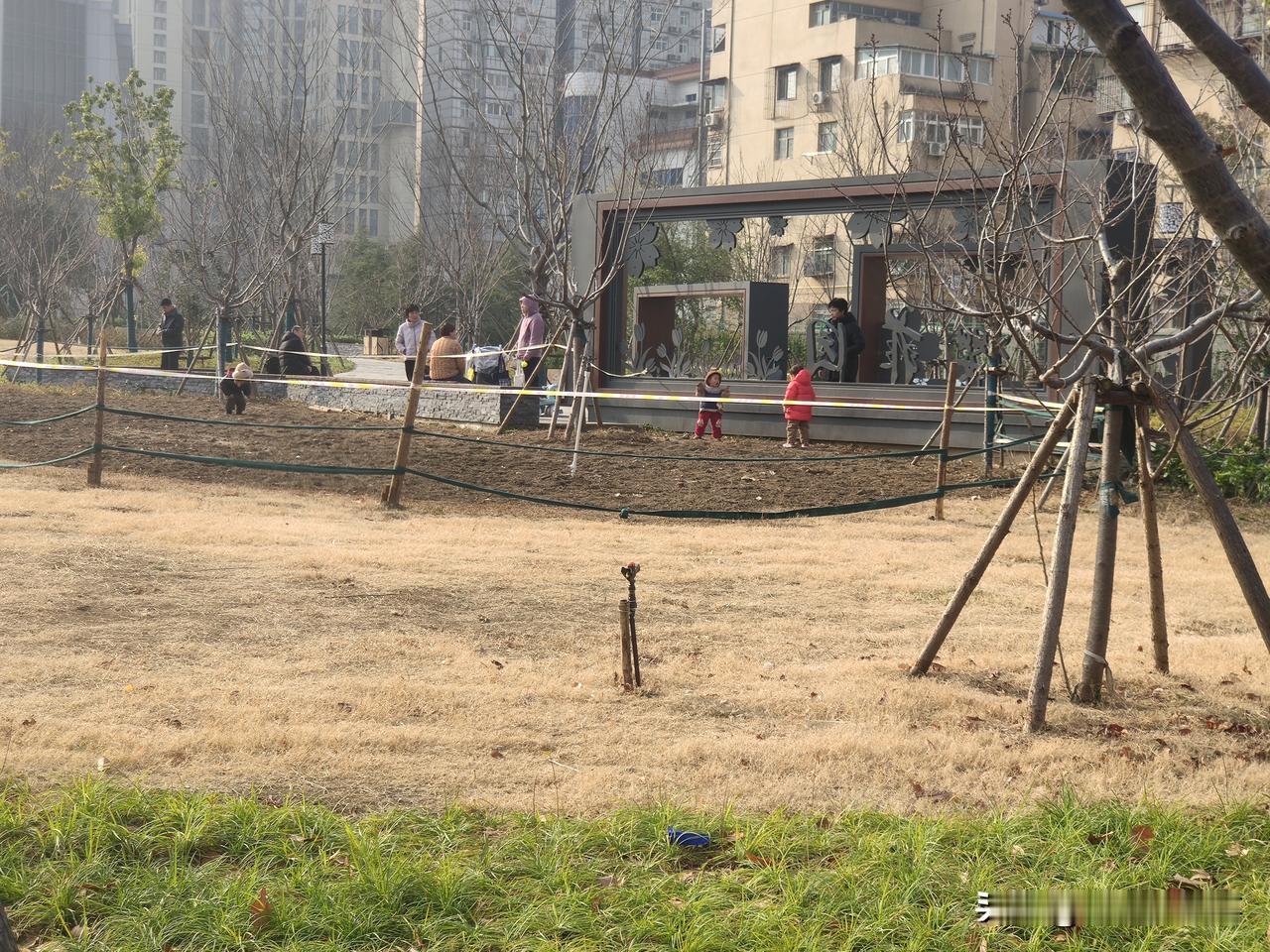 公园不文明行为随手拍:这是怪大人低素质还是怪小孩子不懂事儿？！
今天上午在郑州市