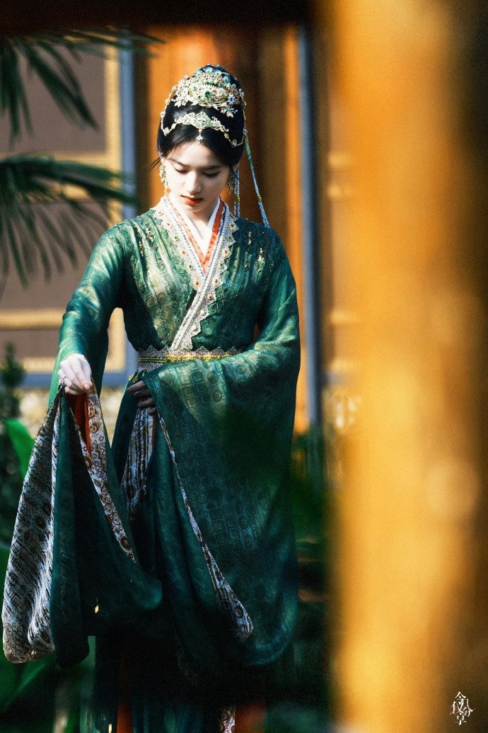 张婧仪梦花廷绿金妆造  张婧仪孔雀公主  张婧仪梦花廷绿金妆造，咱就说从头到脚都