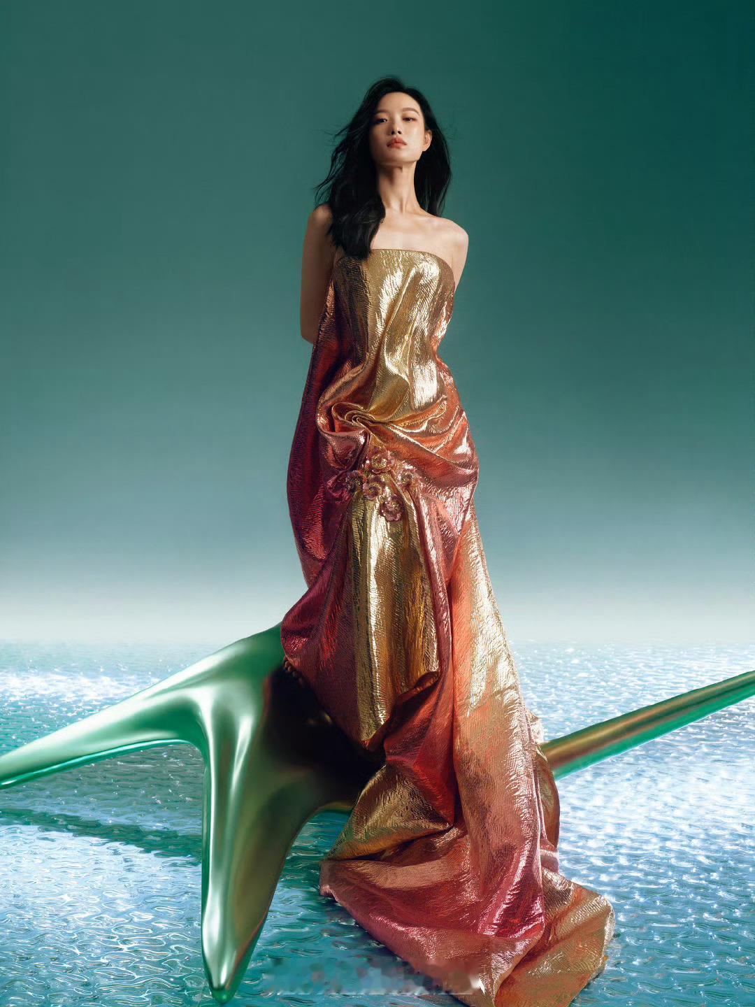 #倪妮星河女神造型#一袭金粉渐变抹胸长裙配上同色系妆容，简约大气，真的宛若星河女