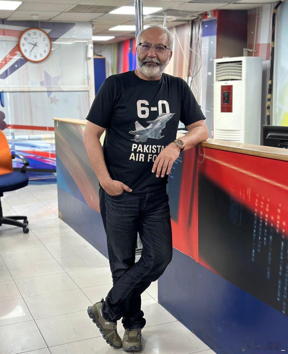 在瑞典的巴基斯坦裔，穿着带6比0，J-10CE战斗机和巴基斯坦空军字样图案的T恤