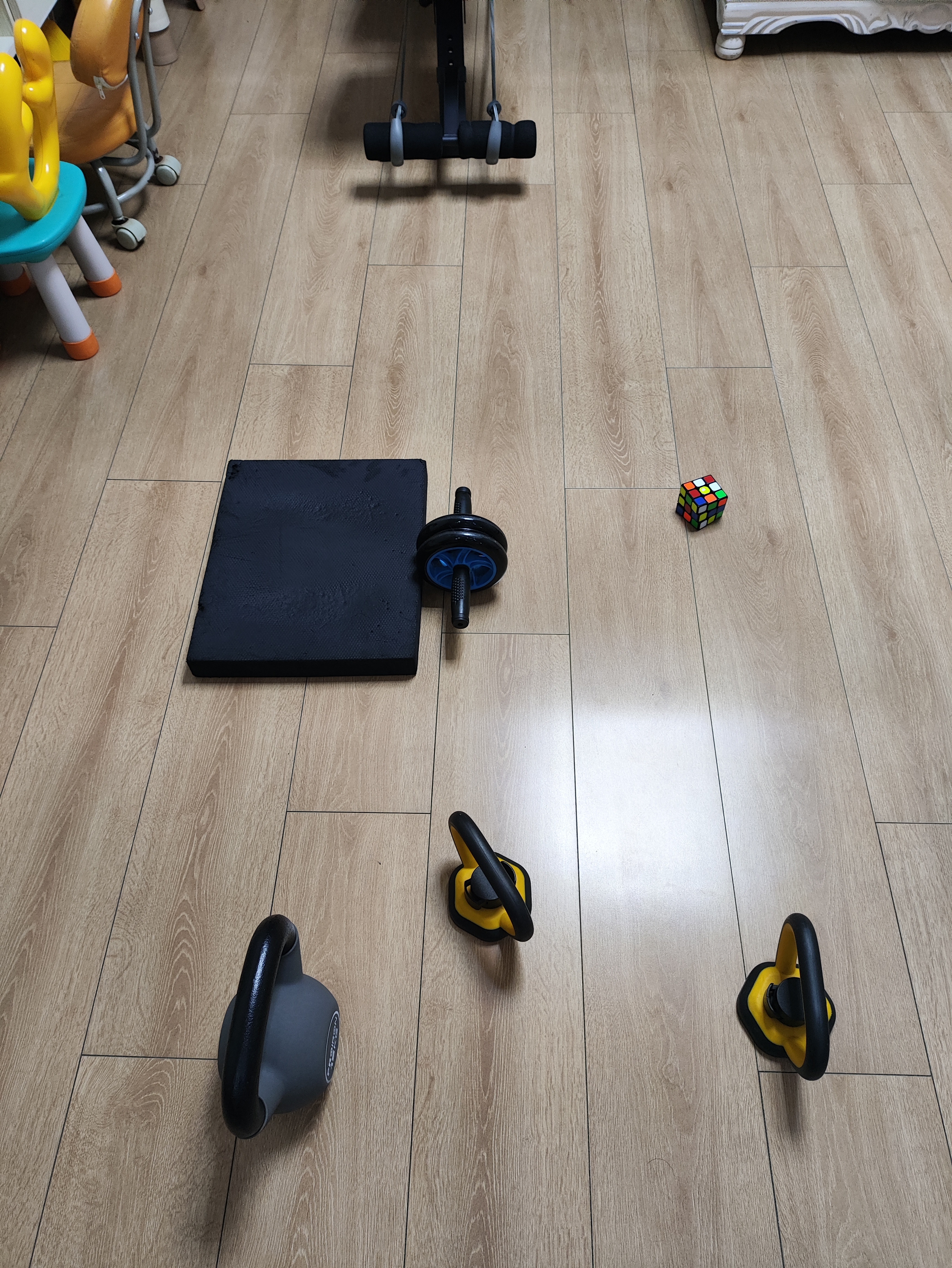 乱七八糟练一下，俯卧撑130，健腹轮5组110，哑铃凳弹力绳蹬腿左右各3组63，