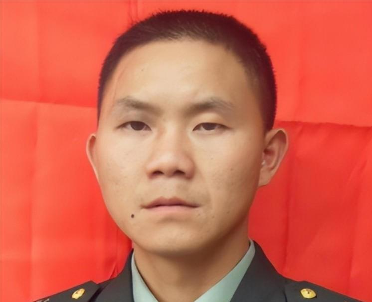 2001年，一歹徒撕开女孩的衣服欲行不轨。女孩看看歹徒手中的利刃，只好咬紧嘴唇，