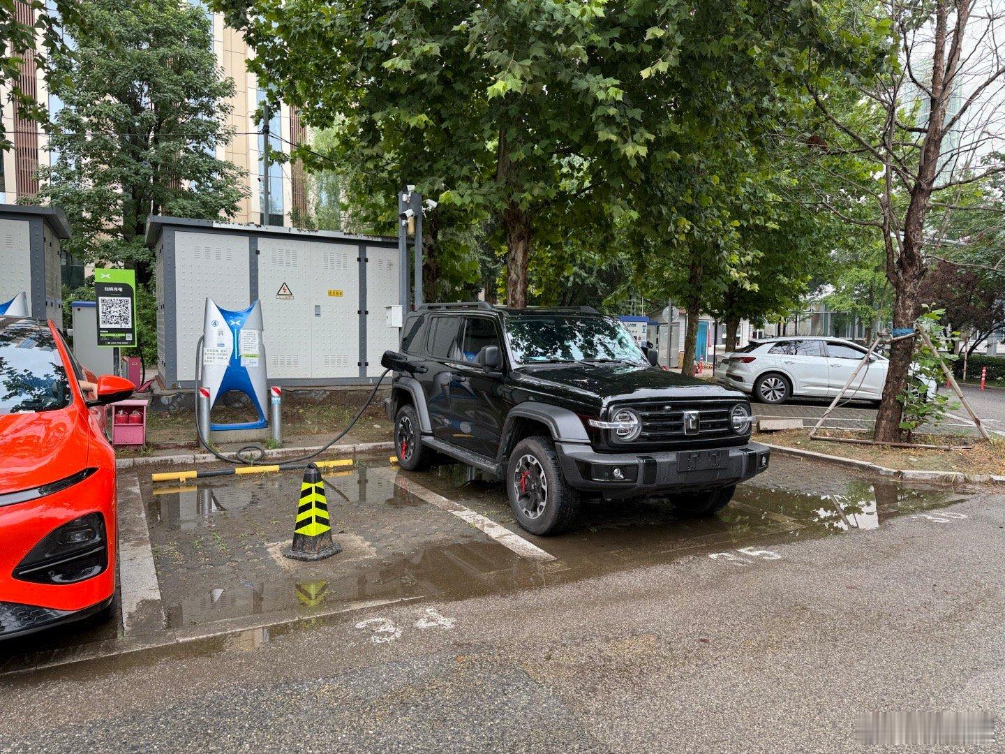 以后在充电站见到一辆坦克300越野车在充电，可不要惊讶[爱你] ​​​