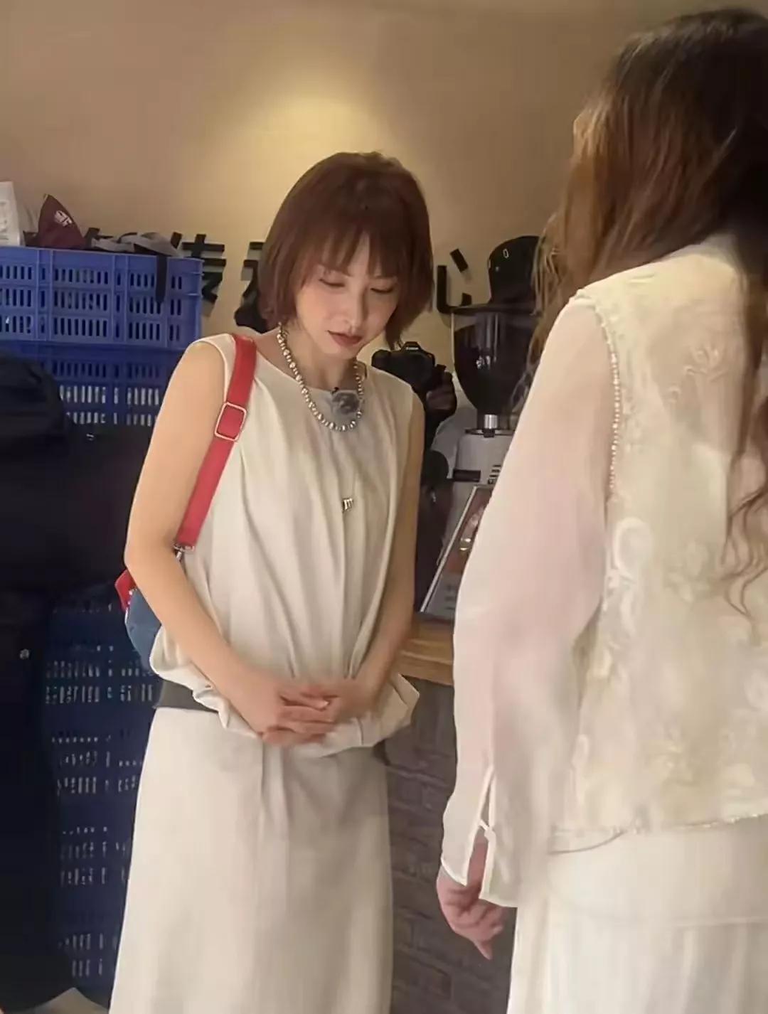 6月19日，42岁的吴昕现身新疆某集市，被不少路人偶遇。据悉，她此次似乎是与脱口