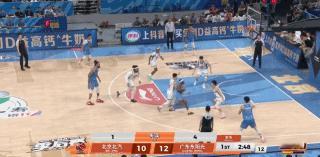 CBA 大魔王统治攻防！周琦8中5砍下18分8板2断4帽 罚球12中8北京男篮半