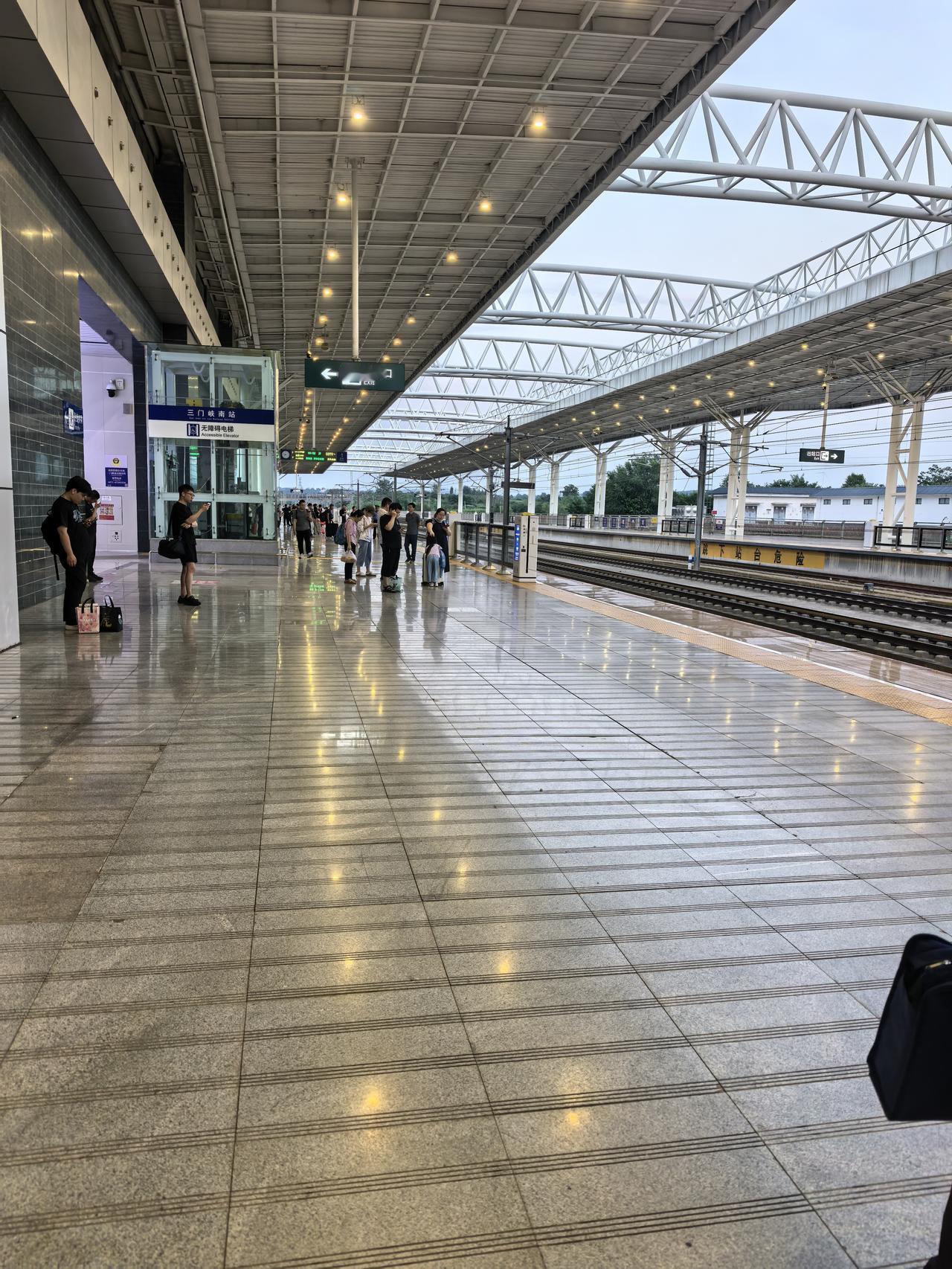 大热天带娃出游太后悔，景点我独自逛，孩子宅酒店狂打游戏
    盛夏酷暑出门旅行